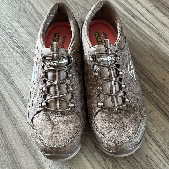 Skechers Air cooled memory foam SZ 9 sneakers. Preowned in great condition. - Picture 1 of 8